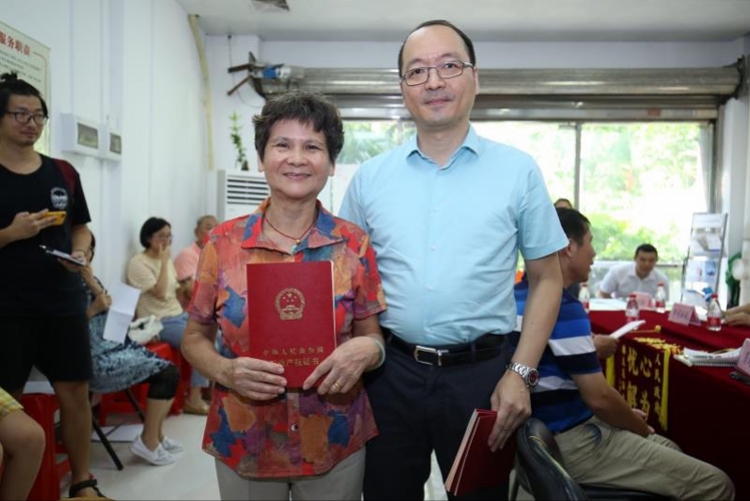 說他們的回遷房被開發商拿去銀行抵押貸款