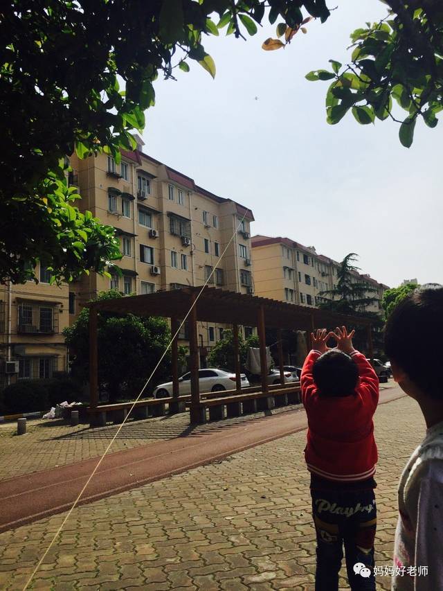 看著孫子在小區(qū)廣場(chǎng)上追趕皮球
