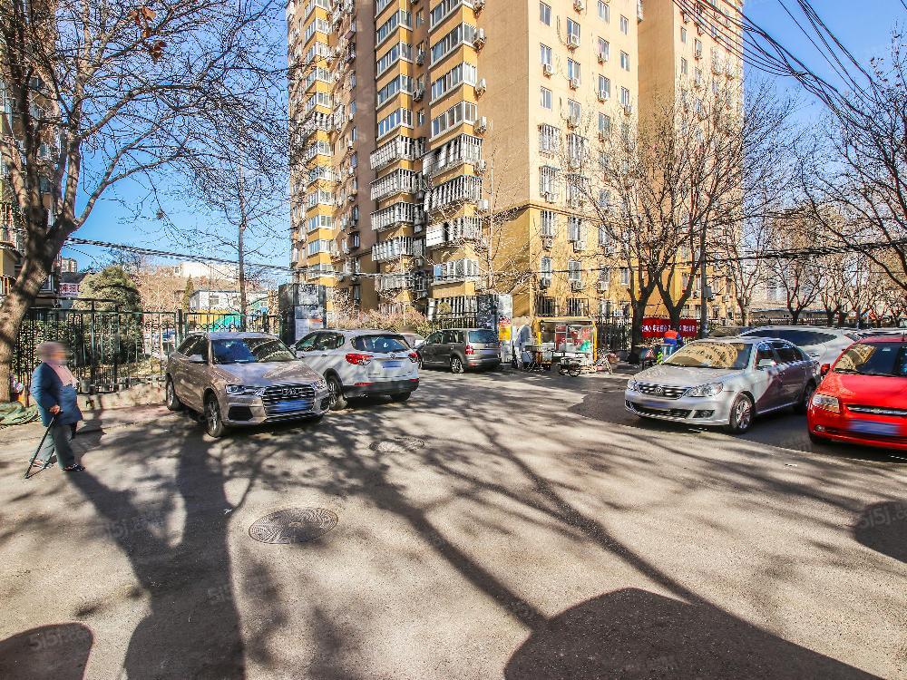 而且天鑫家園里外都比這兩小區要新一點