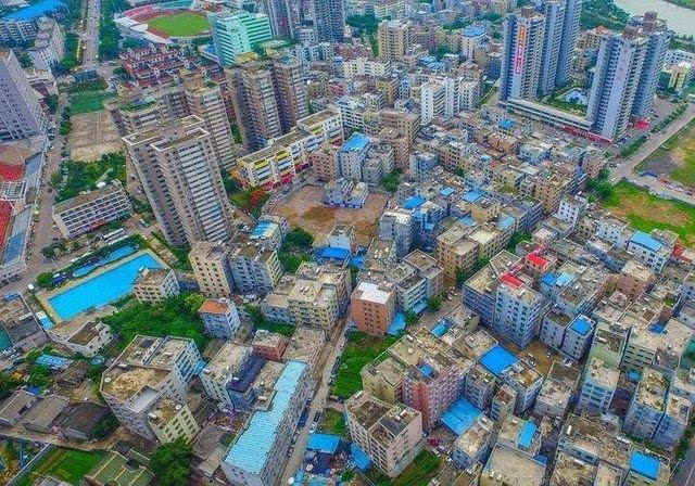 根據官方最初公示的?？谄虏?></img></p>
<p><strong>袁姓是雙山村里的大姓</strong></p>
<p>1、昨天是雙山村老村干部的“大日子”，近484戶騰退市民起陸陸續續領回盼已久的回遷房鎖匙。</p>
<p>2、雙山村歷經3年的動遷擴建，河村現址上9棟一幢一座座。</p>
<p>3、按之前抓鬮分房答案，1065套商品房鎖匙曾多次發至房仆人手中。</p>
<p>4、穆祖輩輩住石料瓦房的老居民平均值每戶可分至2套商品房，許多人領取門鎖便起籌劃粉刷，努力爭取今年春節就能在新家過。</p>
<p>5、世代“趴趴屋”今住新高樓。清晨8點多姚，雙山回遷房居民小區門外排滿打算留鎖匙的回遷住戶。</p>
<p>6、“我們次男祖輩輩住在雙山村，住了這么多年的趴趴屋，今天好不容易可住新高樓了。</p>
<p>7、”在村里住了60多年的袁大爺留意到本報記者，袁姓是雙山村里的復姓，村里多數姓袁的村民都是明末清初的時侯從河西村遷去，現在的村民大體上都是那時生存進去的 “坐地戶”。</p>
<p><strong>村證房是<a href=